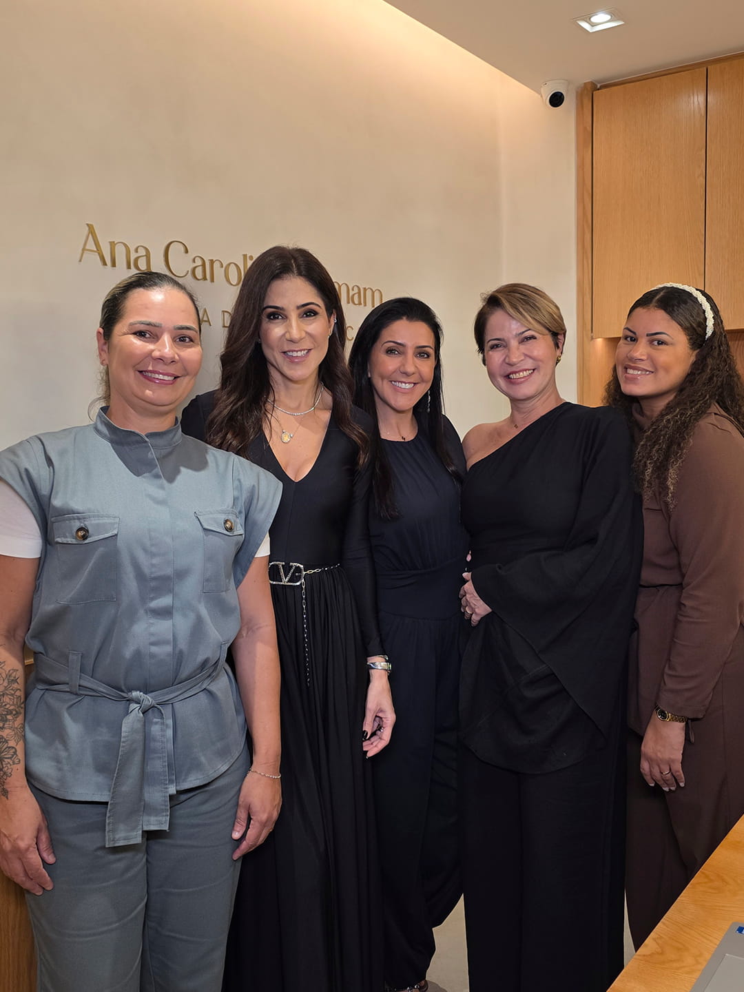 Dra. Ana Carolina Sumam com a equipe da clínica