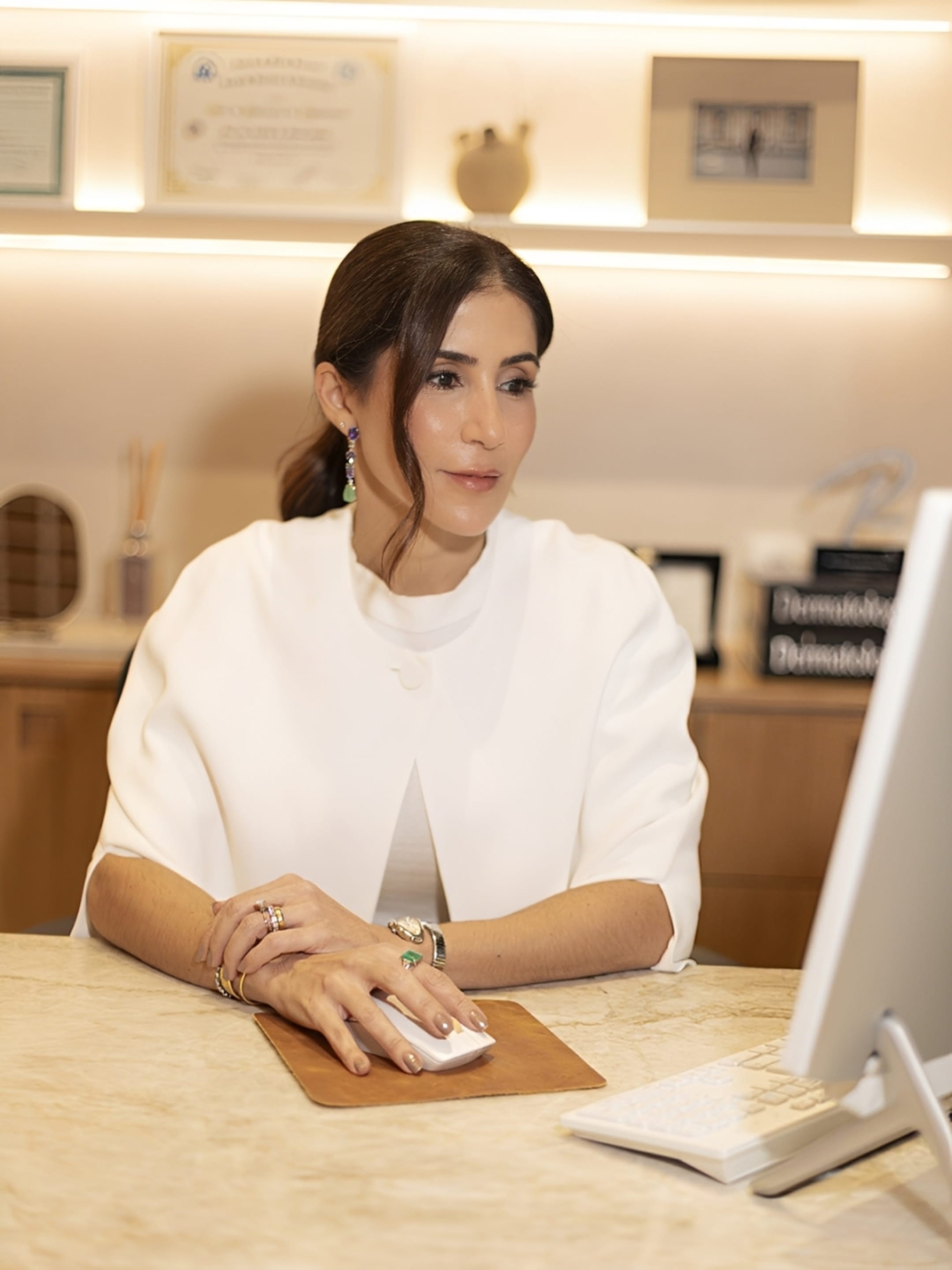 Dra. Ana Carolina Sumam em sua mesa de trabalho